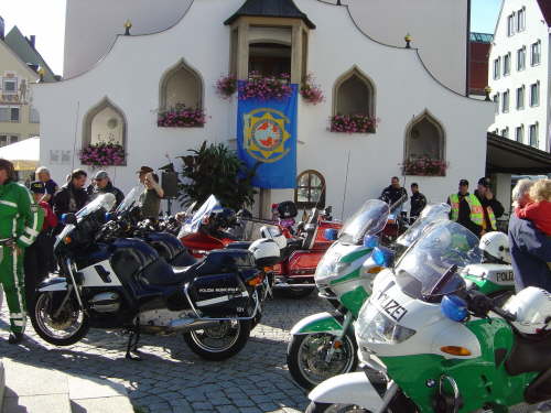 Die Krder vor dem IPA Banner