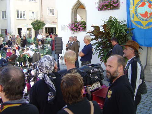 Der Brgermeister begrt Biker und Jubilumsteilnehmer in Kempten