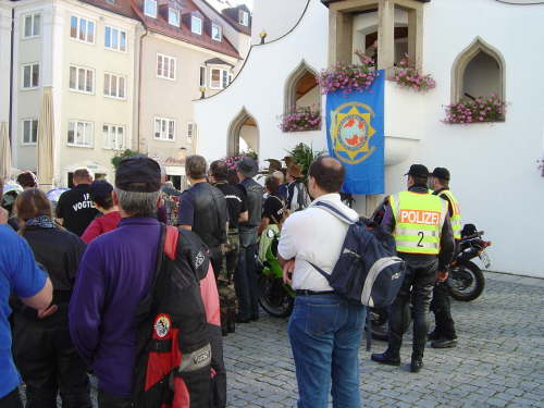 Die Meute lauscht gespannt zu