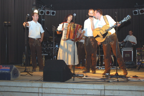 Die Petra spielt bei der Band mit