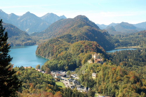 Der Alpsee links und der Schwansee rechts